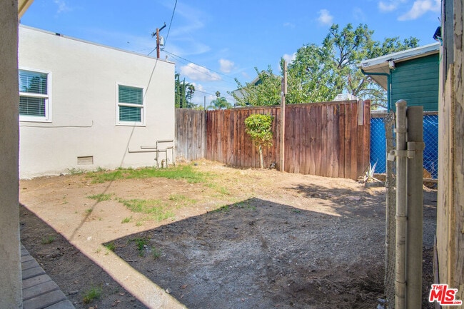 Building Photo - 677 E Kingsley Ave
