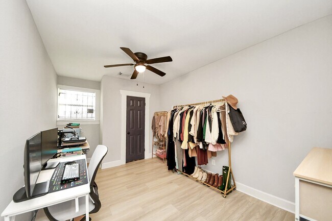 Building Photo - 4415 Hershe St
