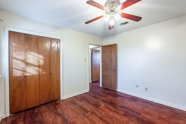 Building Photo - 6104 Meadowbrook Ln