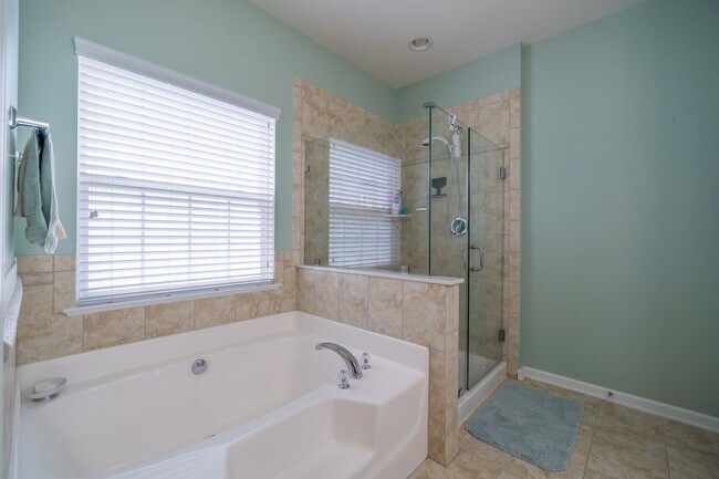 Building Photo - Luxury Golf Course Town Home with Master Suite on Main Level