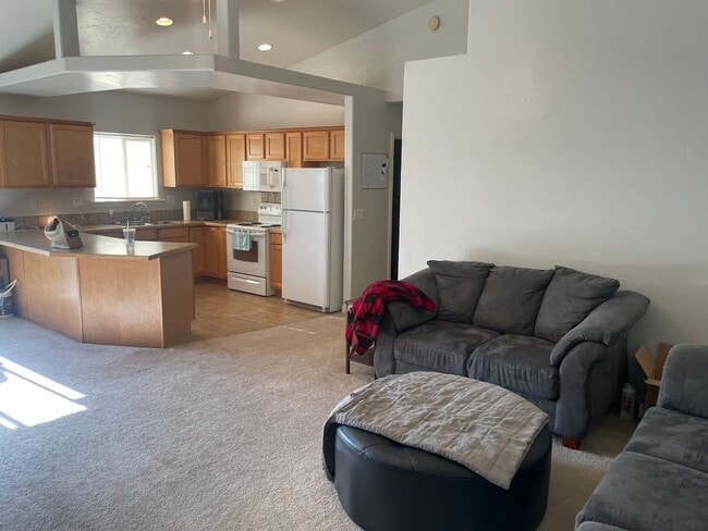 Building Photo - Cute Split Bedroom Floor Plan Tucked Away for Added Privacy!