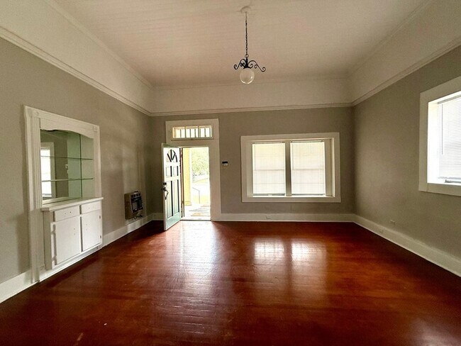 Building Photo - 583 N Monroe St