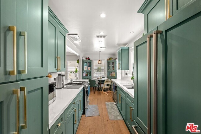 Building Photo - 3871 Roxton Ave