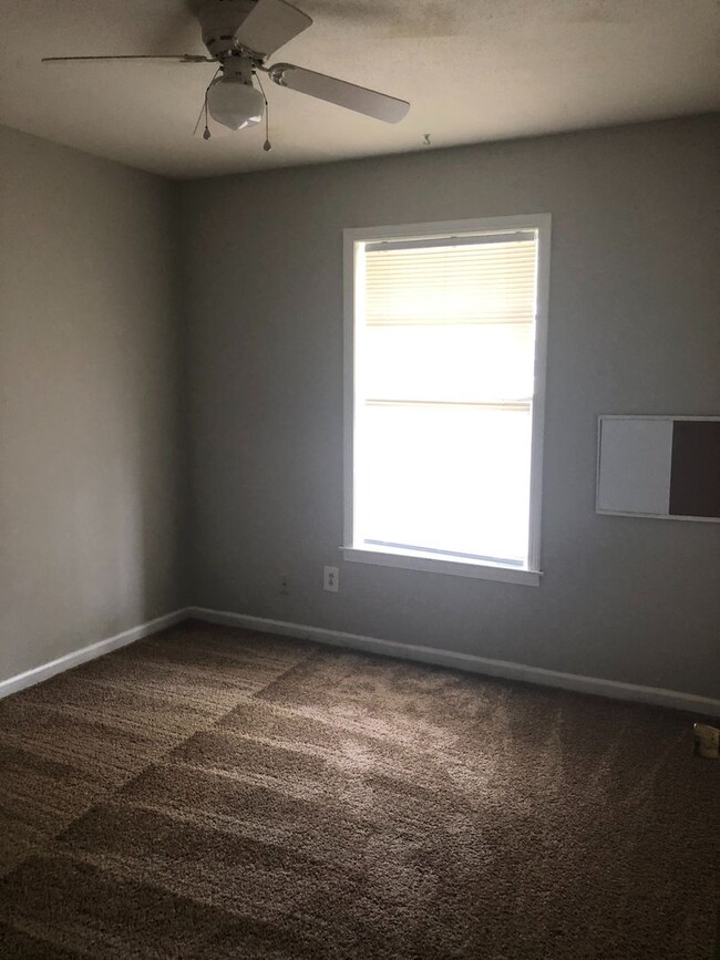 Building Photo - 4 Bedroom/2.5 Bath home in Daleville!