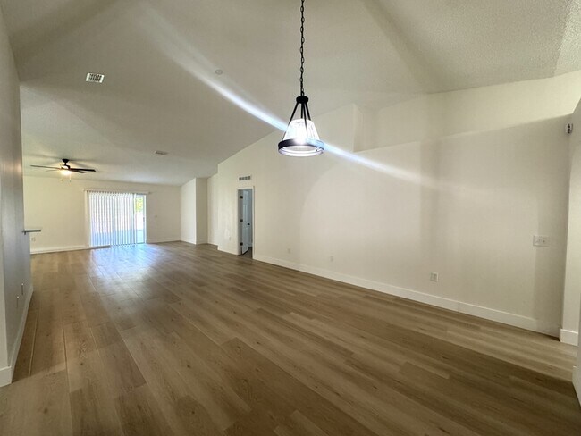 Building Photo - 964 Vanderbilt Dr