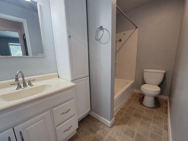 Building Photo - Updated 2-Bedroom Apartment with Pool, Bal...