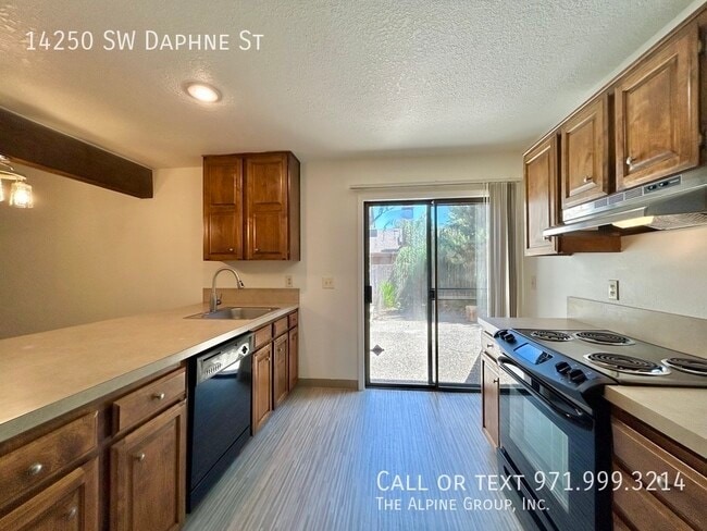 Building Photo - 14250 SW Daphne St