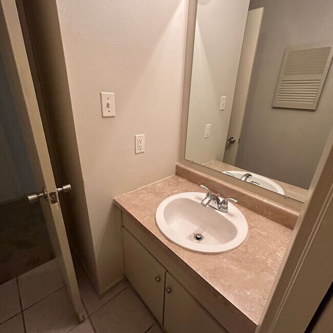 Building Photo - 7206 Creekside Dr