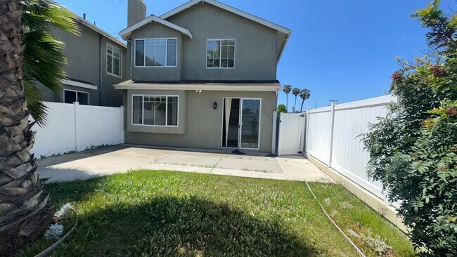 Building Photo - 3 bedroom East Side Costa Mesa Townhome