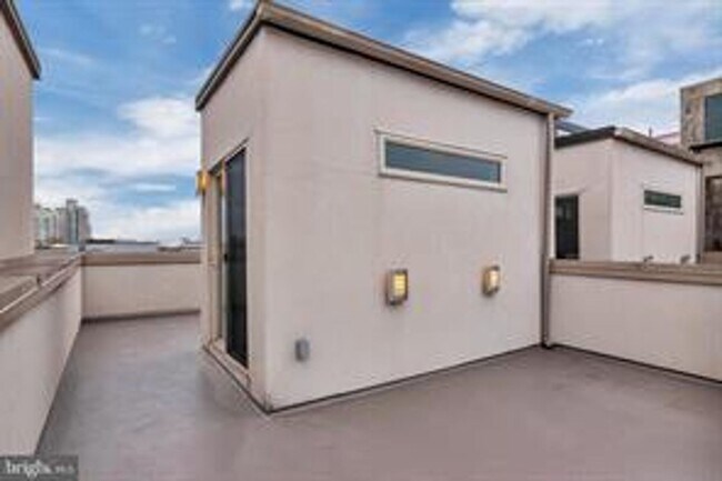 Building Photo - Beautiful Northern Liberties Townhome