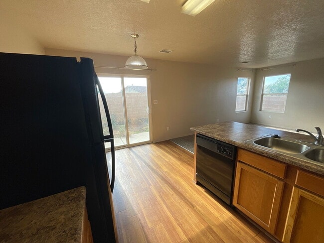 Building Photo - Two story 3 bedroom!