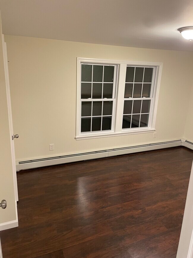 Building Photo - 18 Sarah St