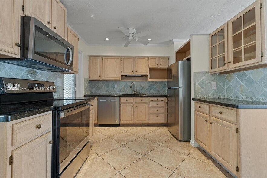 Building Photo - 609 NW 30th Ct