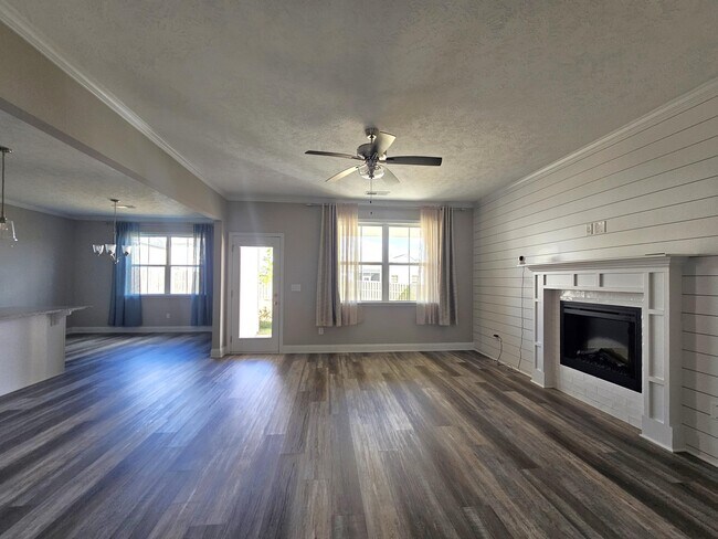 Building Photo - 710 Navan Ln