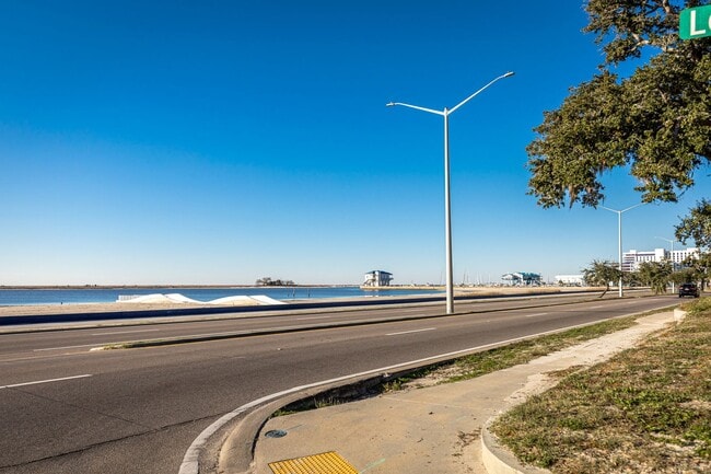 Building Photo - Cute Rental Home Downtown Biloxi