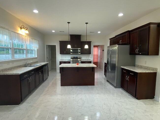 Building Photo - Home For Rent