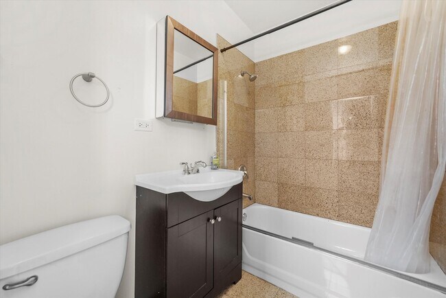 Building Photo - 624 S Oakley Blvd