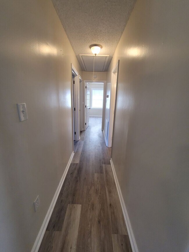 Building Photo - 3 bedroom 2 bath brick ranch in great loaction .