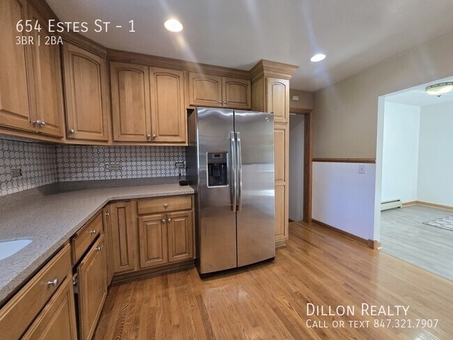 Building Photo - 654 Estes St