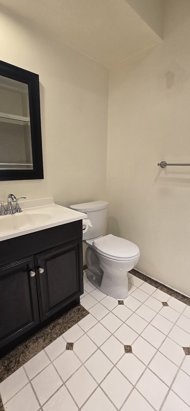 Building Photo - 7 Lake Bellevue Dr