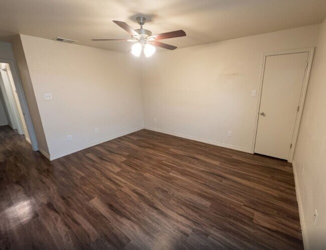 Building Photo - 815 Eastland Dr