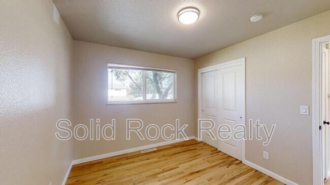 Building Photo - 1618 Shasta Dr