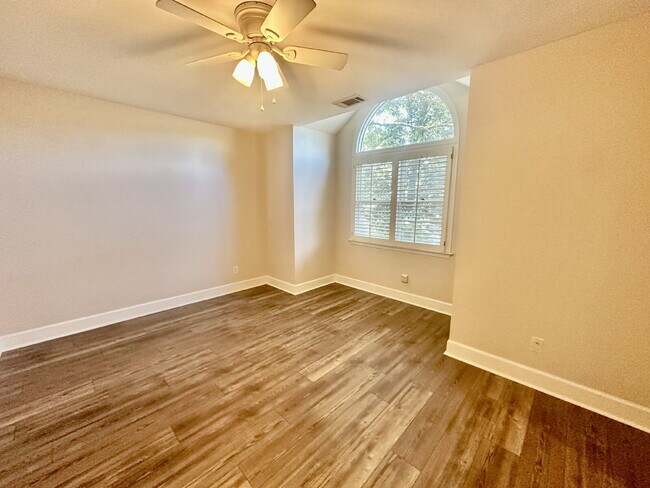 Building Photo - Moss Creek Home with a Gorgeous Water View!