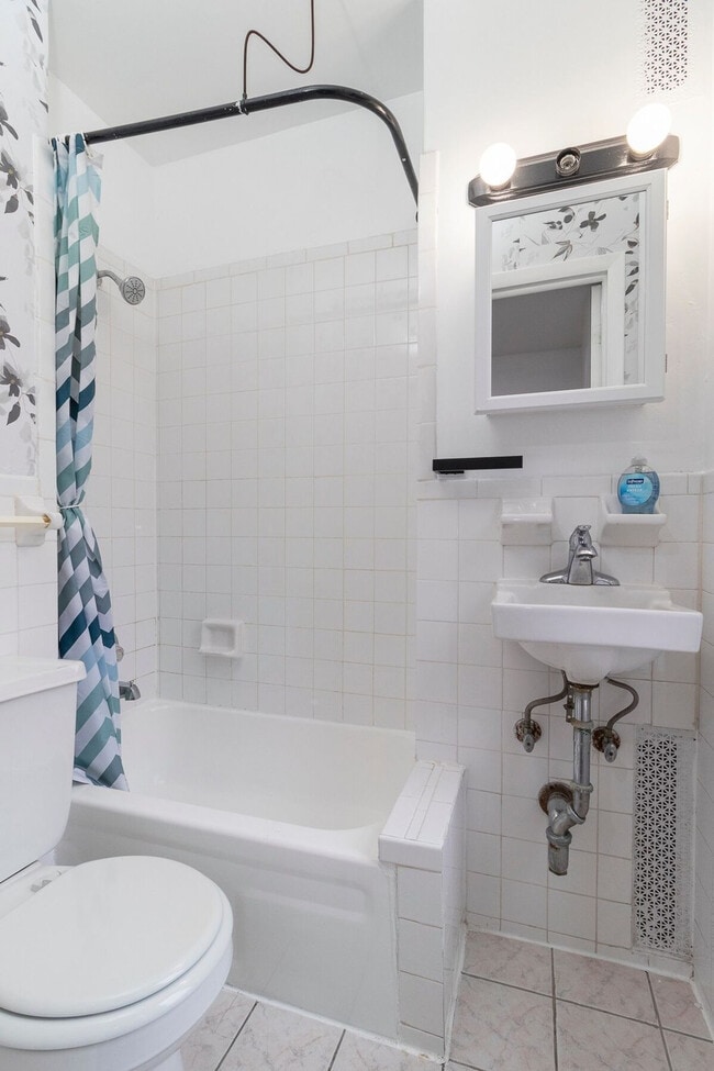 Building Photo - 248 E 91st St