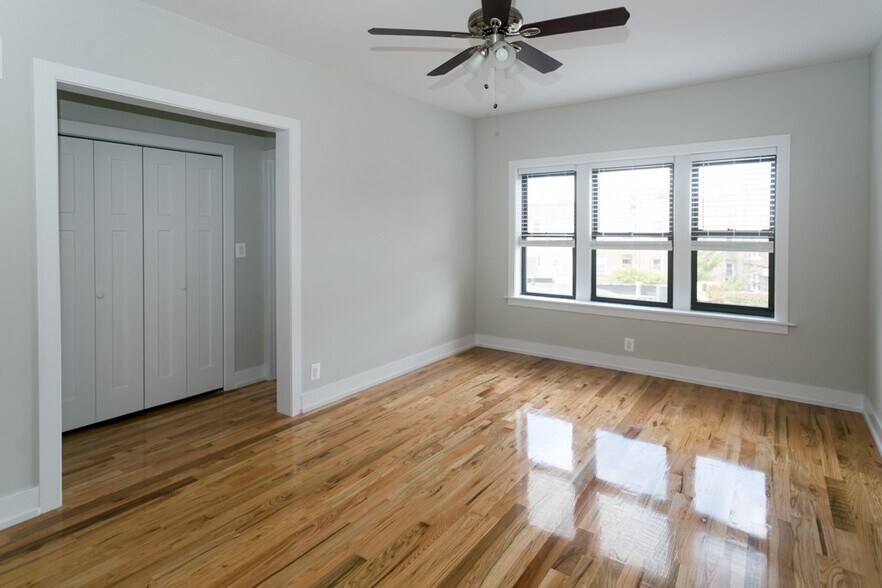 Building Photo - 2249 W Wilson Ave