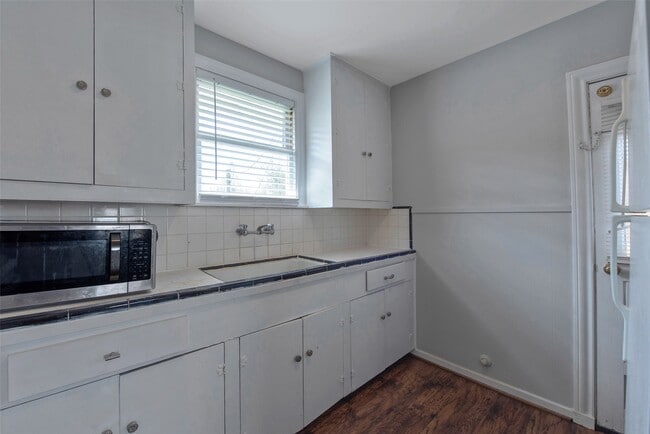 Building Photo - 128 E 23rd St