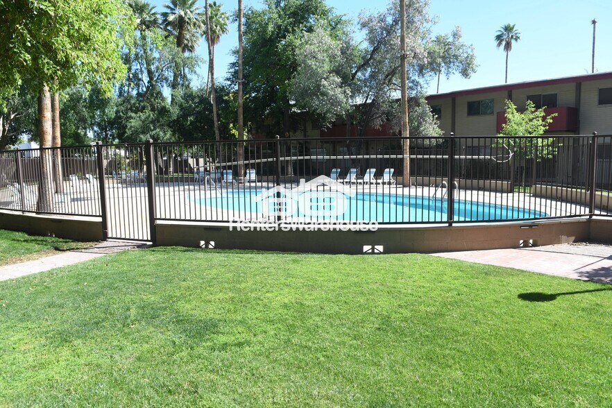 Building Photo - 355 E Thomas Rd