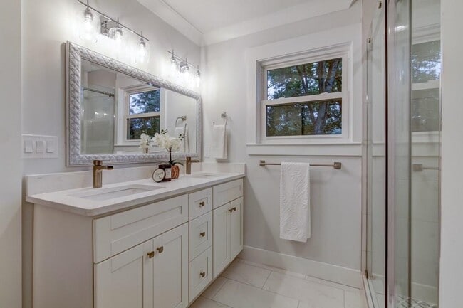 Building Photo - 260 Moonshadow Ct