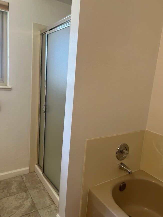 Building Photo - 142 Hillview Dr