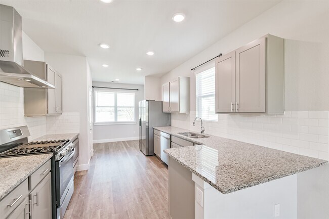 Building Photo - 13083 Clear View Dr