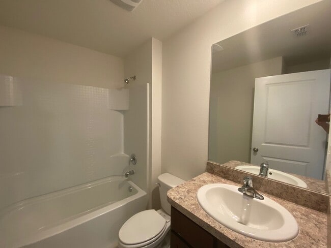 Building Photo - Desirable Lake Diamond Subdivision 3/2/2 **Won't Last**