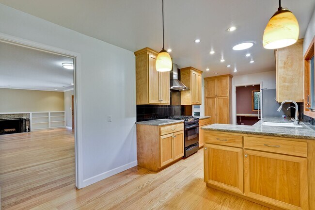 Building Photo - Excellent 3 Bedroom 2 Bath In A Great Neig...