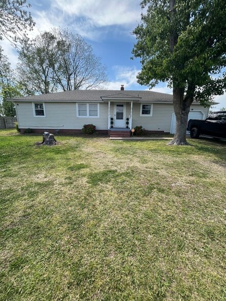 Front yard - 465 Meadstown Rd