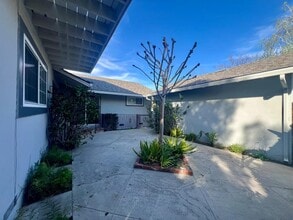 Building Photo - 5059 Bel Estos Dr