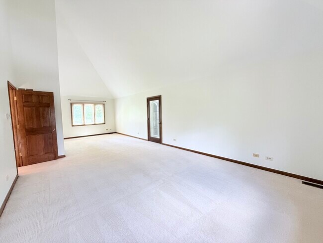 Building Photo - 2318 River Woods Dr