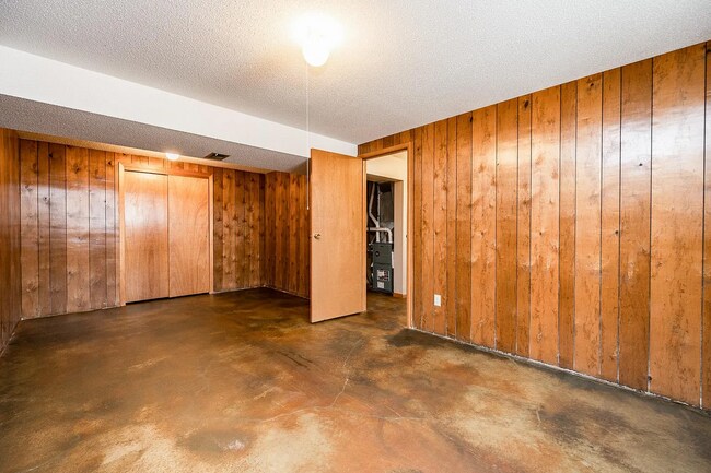 Building Photo - 6507 Laurel Ln NE