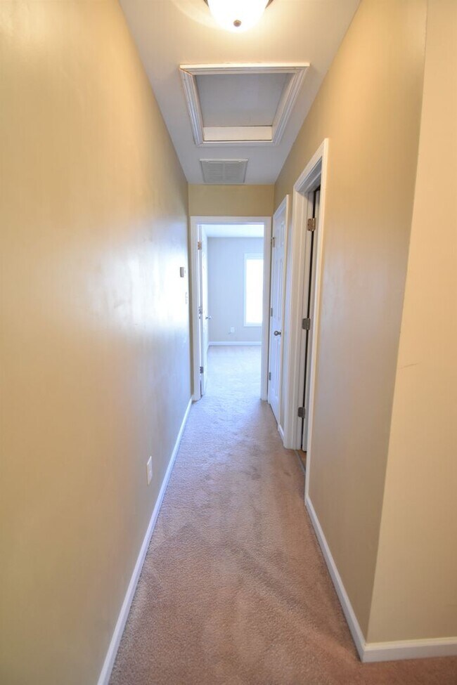 Building Photo - 3 Bedroom, 2 Bathroom Townhome (NO PETS)