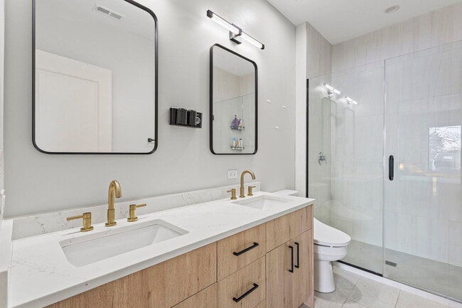 Building Photo - 6246 N Pulaski Rd