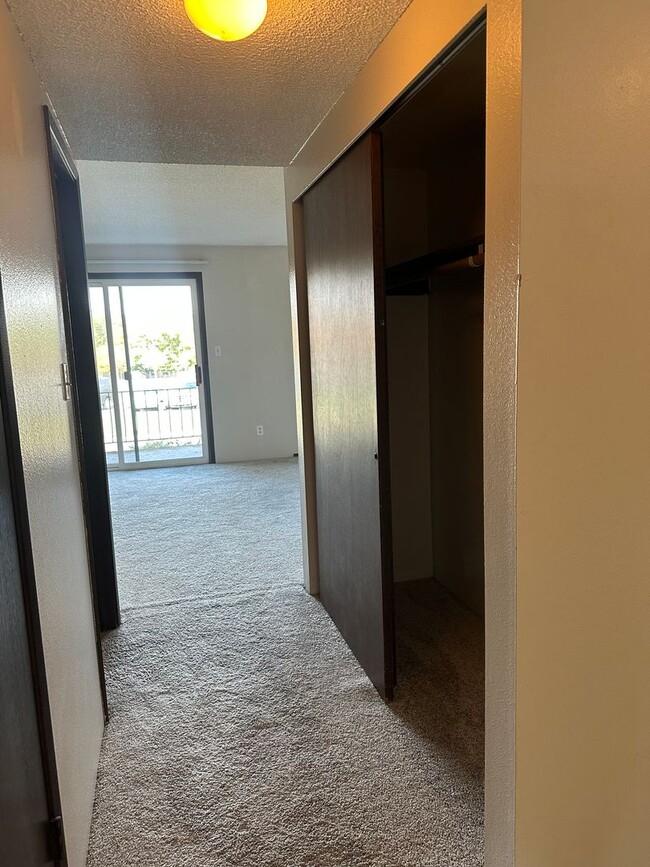 Building Photo - Classic 2 Bedroom 2 Bath Condo near Lakewa...