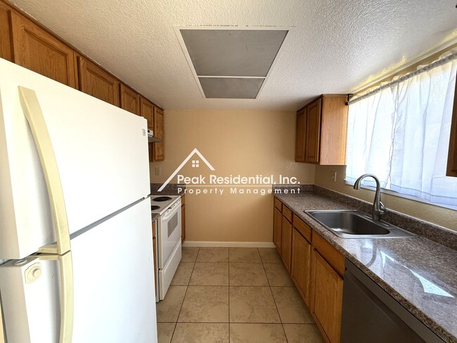 Building Photo - Spacious Elk Grove 3bd/2ba Triplex with Backyard