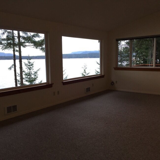 Building Photo - Medium-Low Bank Waterfront Home On Acreage