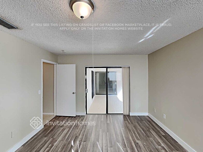 Building Photo - 9664 Carousel Cir S