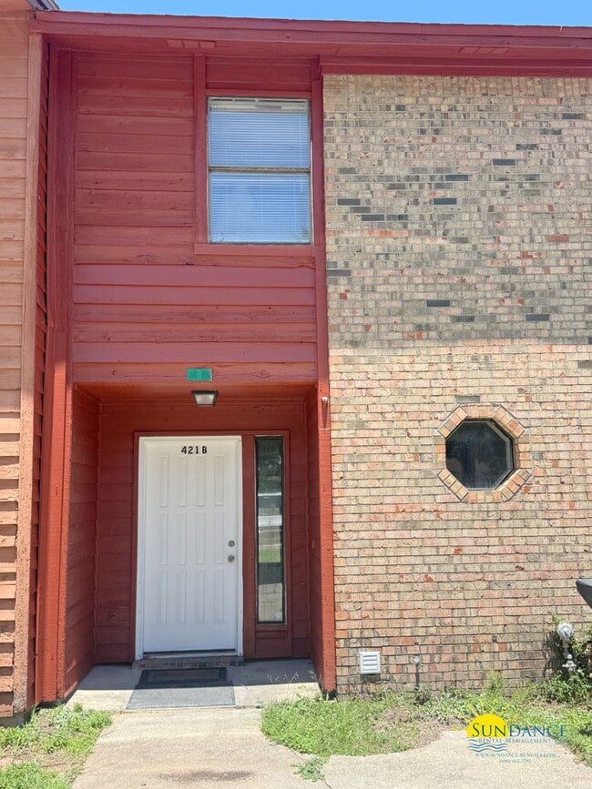 Primary Photo - Newly Renovated 2BR/1.5BA Townhouse in For...