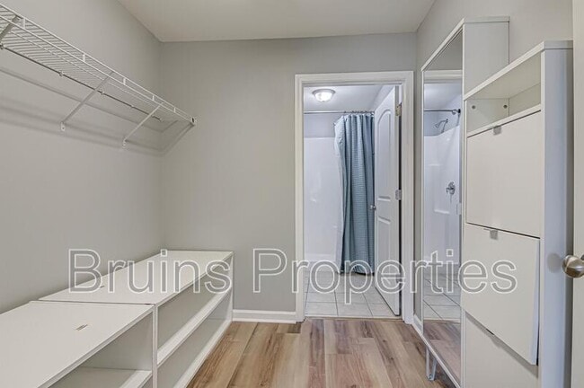 Building Photo - 7108 W Friendly Ave