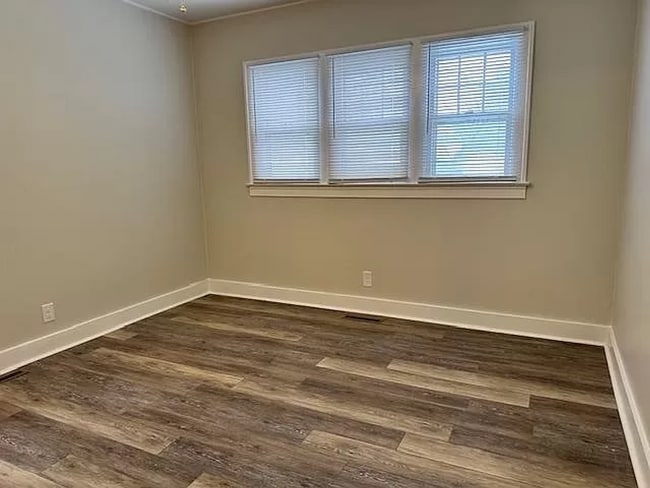 Building Photo - Stunning 3 Bed 1 Bath In Quiet Neighborhood