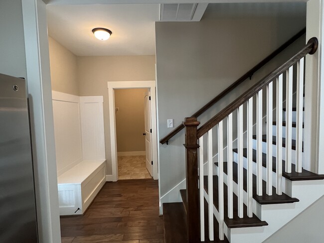 Building Photo - 5849 Longview Ln